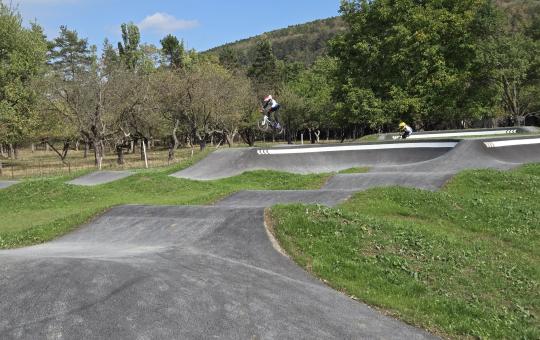 Nová pumptracková dráha v Beckove. FOTO OBEC BECKOV
