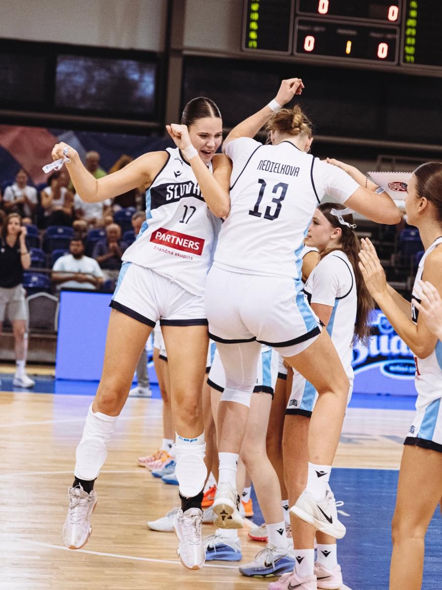 Slovenská dievčenská basketbalová reprezentácia do 16 rokov v Piešťanoch. FOTO SBA