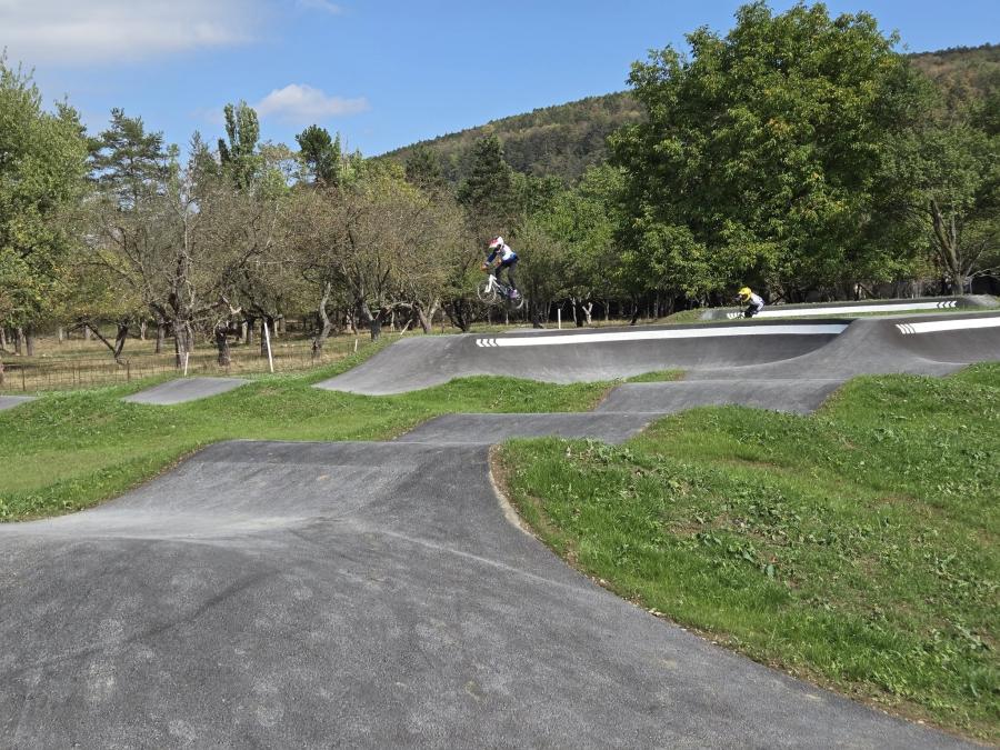 Nová pumptracková dráha v Beckove. FOTO OBEC BECKOV