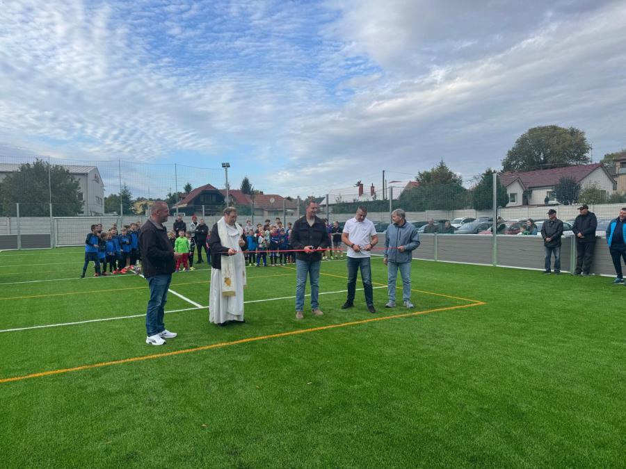 Nové multifunkčné ihrisko v obci Tovarníky. FOTO FNPŠ